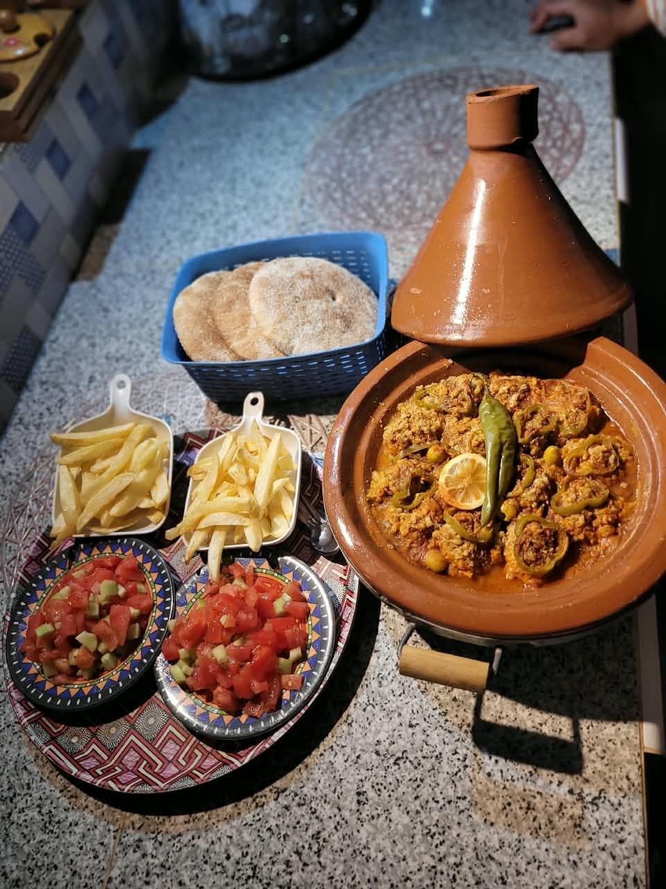 Tajine, frites et salades
